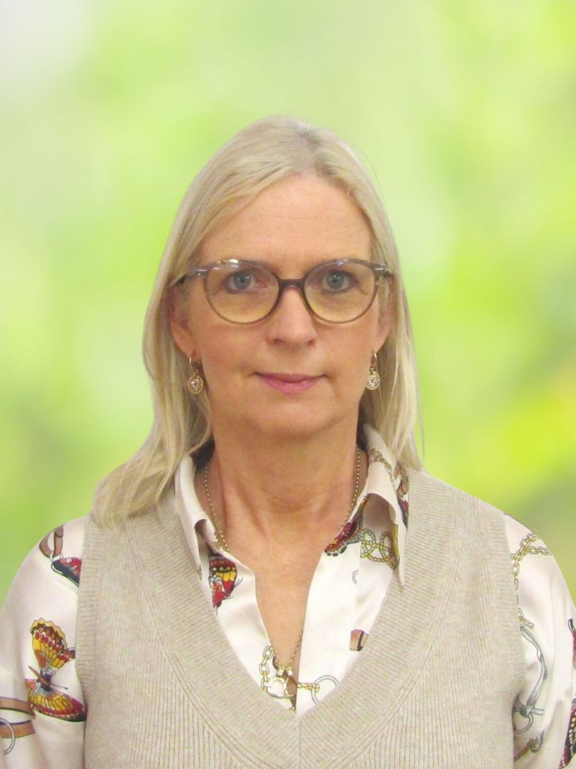 Maeve McKevitt Driver Guide Ireland Chauffeur Travel maeve-mckevitt-driver-guide-ireland-chauffeur-travel